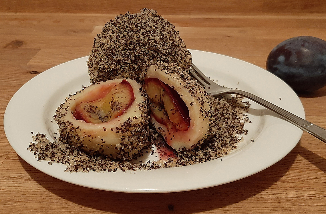 Zwetschkenknödel mit Honeymohn