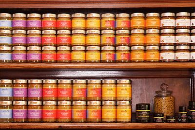 Honiggläser im ab Hof Verkaufsraum von APIS-Z