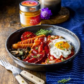 Britisch Breakfast mit honigglasiertem Speck